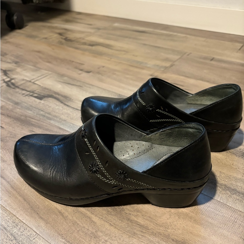 Black Leather Dansko clogs with floral detail, size 39